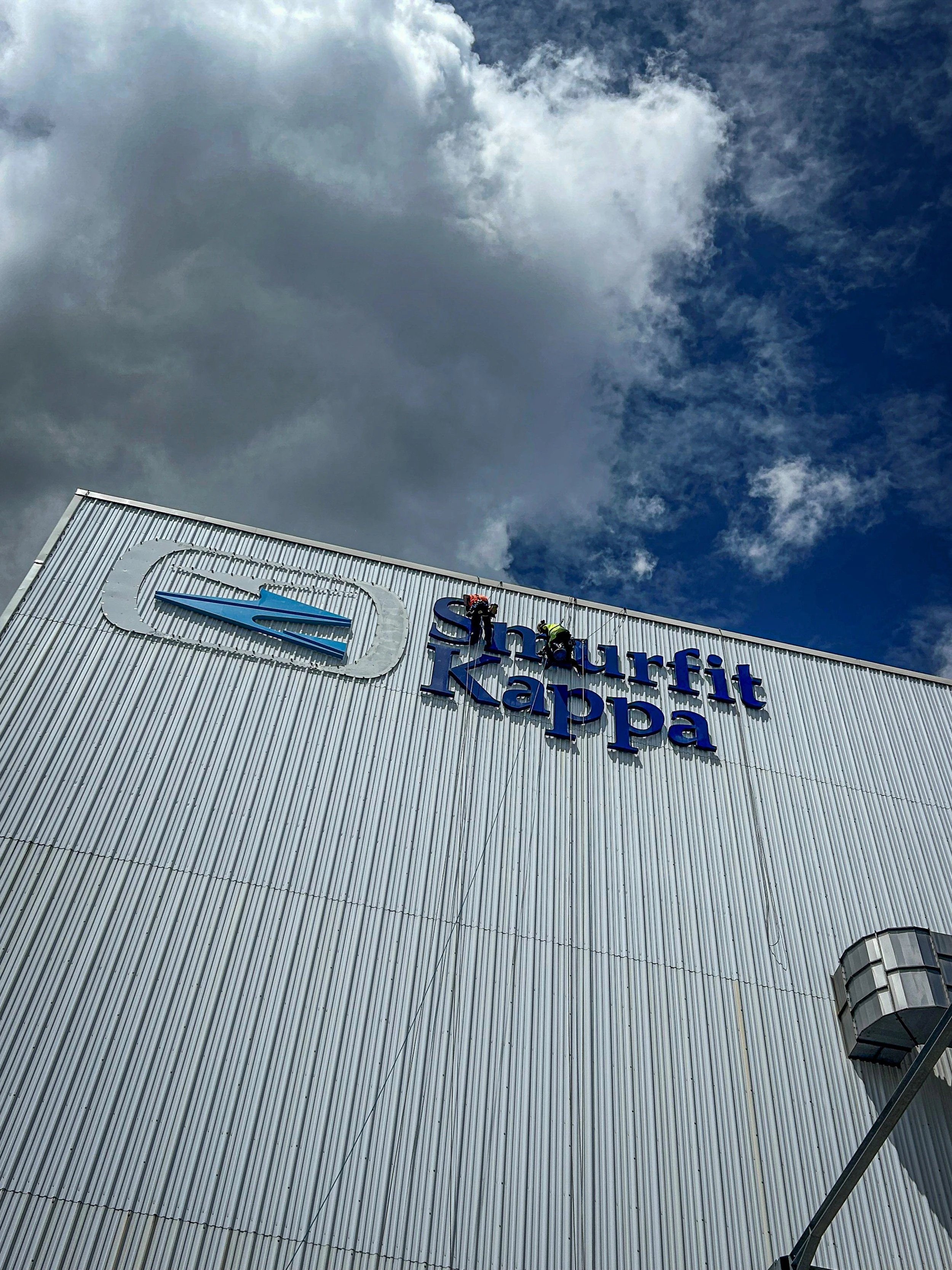 Intervention de cordistes MS Access pour nouvelle identité chez SMURFIT WESTROCK à Biganos (industrie) – 2